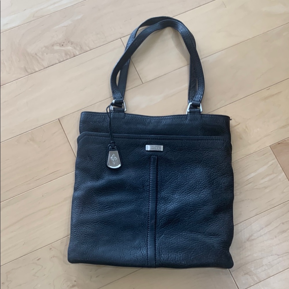 Cole Haan Black Leather purse
Size 14 inches by 13 inches
Preowned